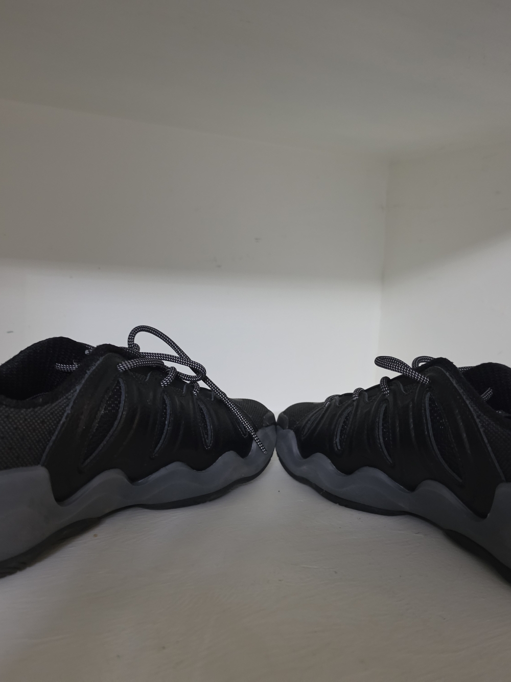 Men's Black Low-Top Athletic Sneakers